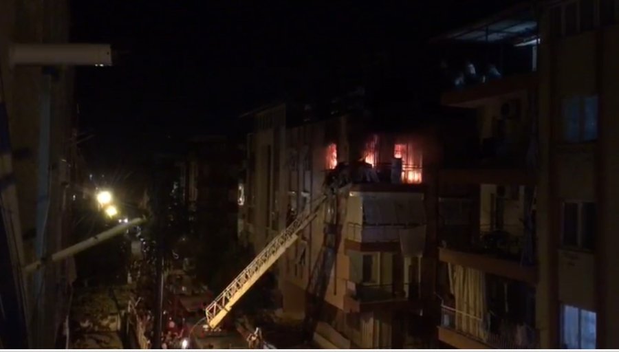 Antalya’da Alevlere Teslim Olan Evde 2 Çocuk Mahsur Kaldı