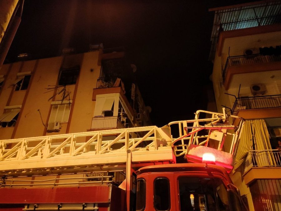 Antalya’da Alevlere Teslim Olan Evde 2 Çocuk Mahsur Kaldı