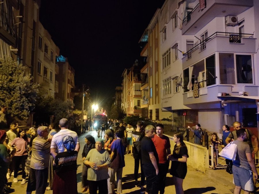 Antalya’da Alevlere Teslim Olan Evde 2 Çocuk Mahsur Kaldı
