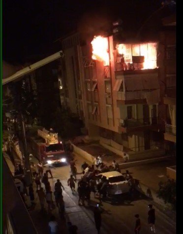 Antalya’da Alevlere Teslim Olan Evde 2 Çocuk Mahsur Kaldı