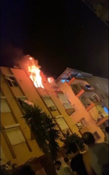 Antalya’da Alevlere Teslim Olan Evde 2 Çocuk Mahsur Kaldı