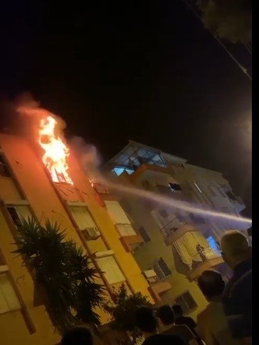 Antalya’da Alevlere Teslim Olan Evde 2 Çocuk Mahsur Kaldı