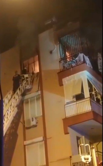 Antalya’da Alevlere Teslim Olan Evde 2 Çocuk Mahsur Kaldı