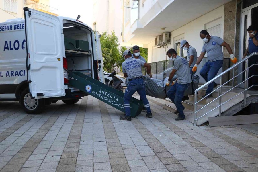 Ev Sahibi Kokudan Şüphelendi, Kiracısı Evinde Ölü Bulundu
