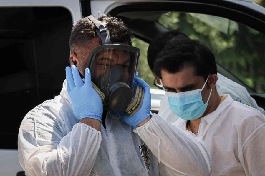 Ev Sahibi Kokudan Şüphelendi, Kiracısı Evinde Ölü Bulundu