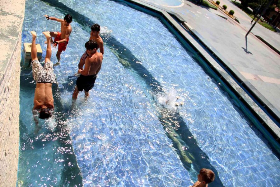 Çocukların Süs Havuzunda 5 Yıldızlı Otel Konseptinde Kıskandıran Eğlencesi