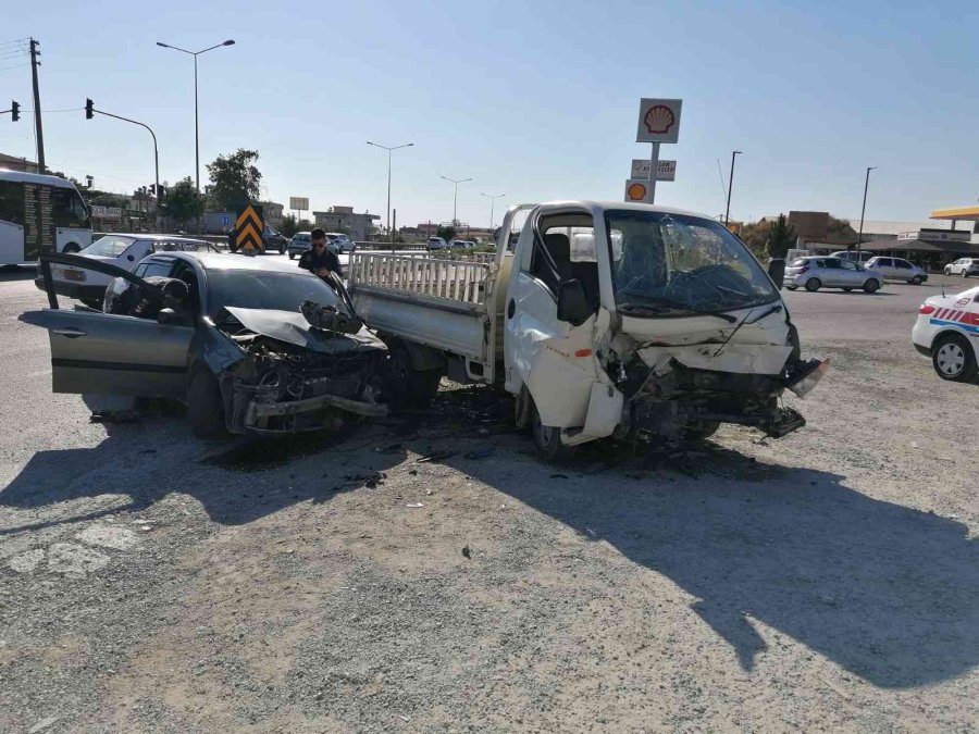 Antalya’da Kamyonetle Otomobil Çarpıştı: 3 Yaralı