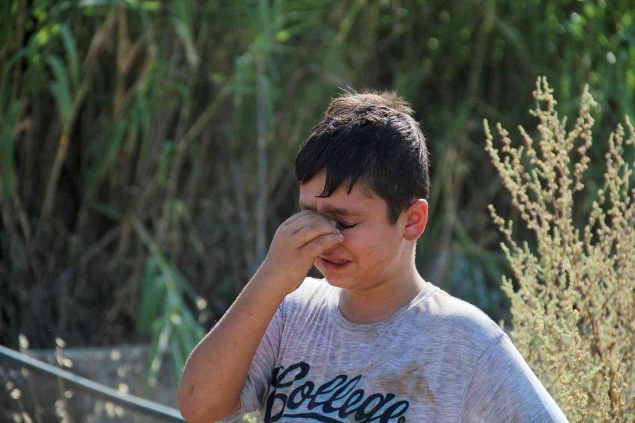 Alevlerin Seralara Yaklaştığını Gören 11 Yaşındaki Berat Gözyaşlarına Boğuldu