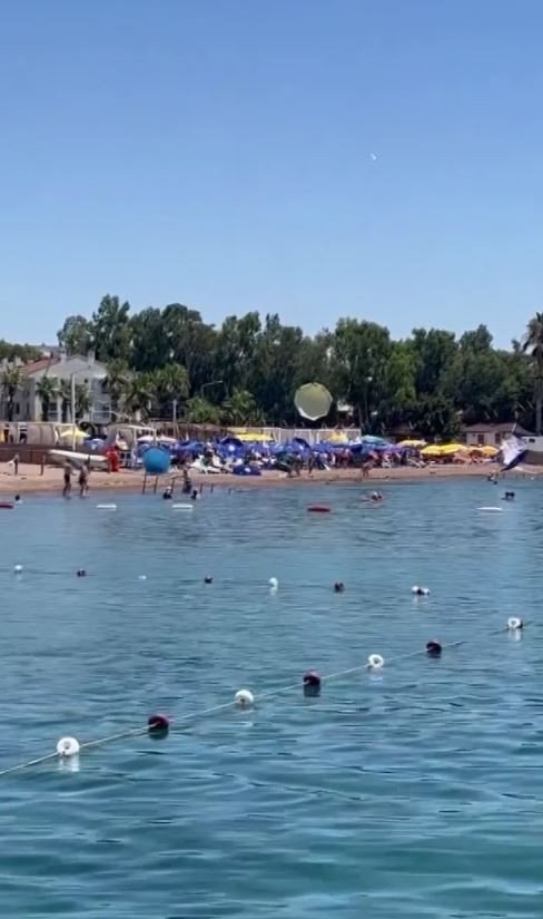 Antalya’da Tatilcilere Uçan Plaj Şemsiyesi Şoku