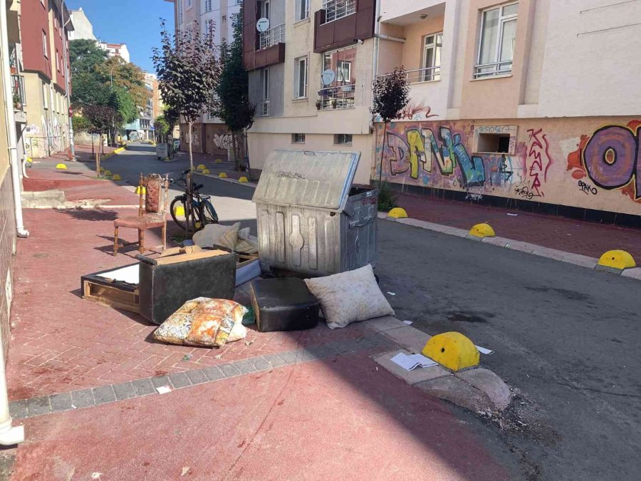 Çöp Kenarına Atılan Eşyalar İsyan Ettirdi