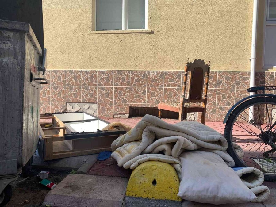 Çöp Kenarına Atılan Eşyalar İsyan Ettirdi