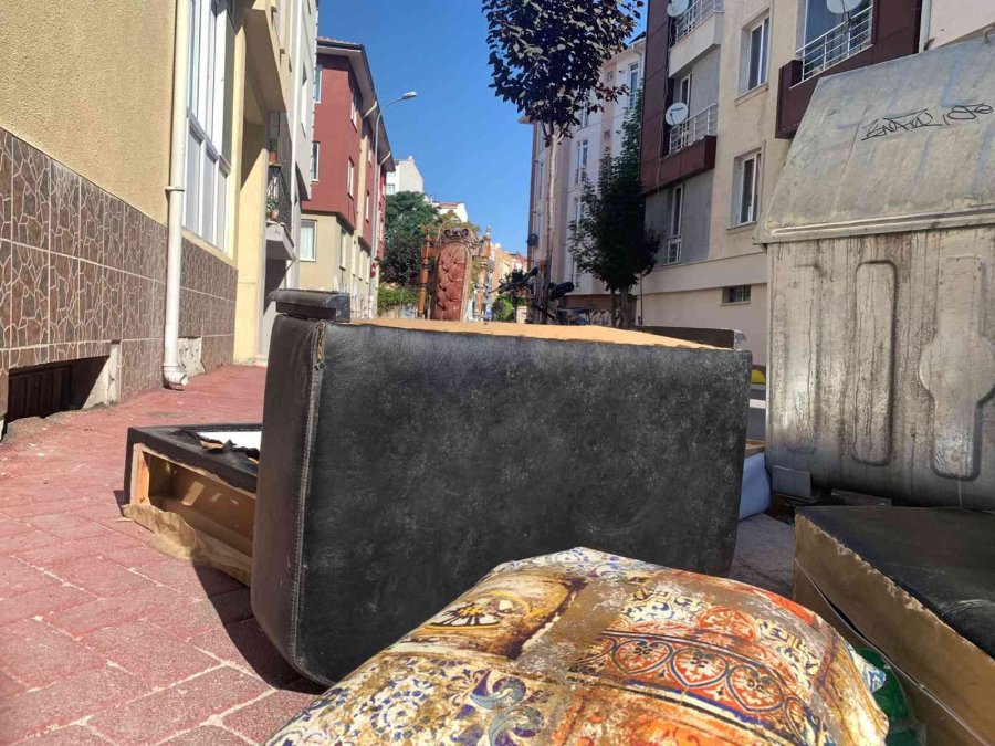 Çöp Kenarına Atılan Eşyalar İsyan Ettirdi