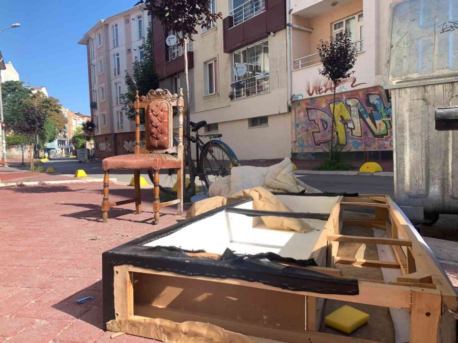 Çöp Kenarına Atılan Eşyalar İsyan Ettirdi