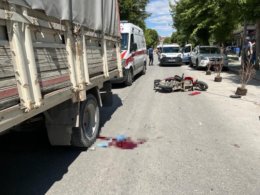 Elektrikli Bisiklet Sürücüsü Kamyonun Altında Böyle Kaldı