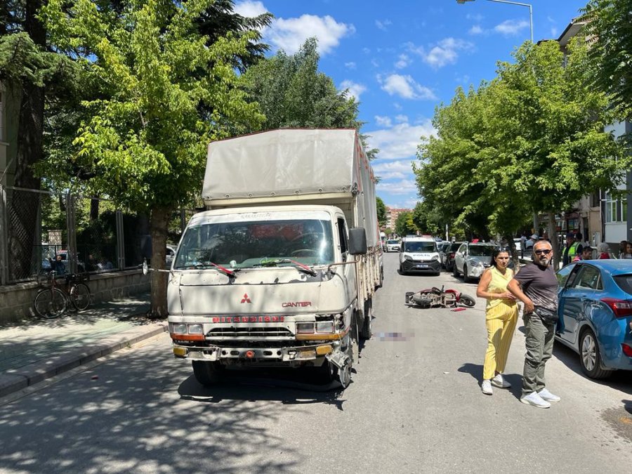 Elektrikli Bisiklet Sürücüsü Kamyonun Altında Böyle Kaldı