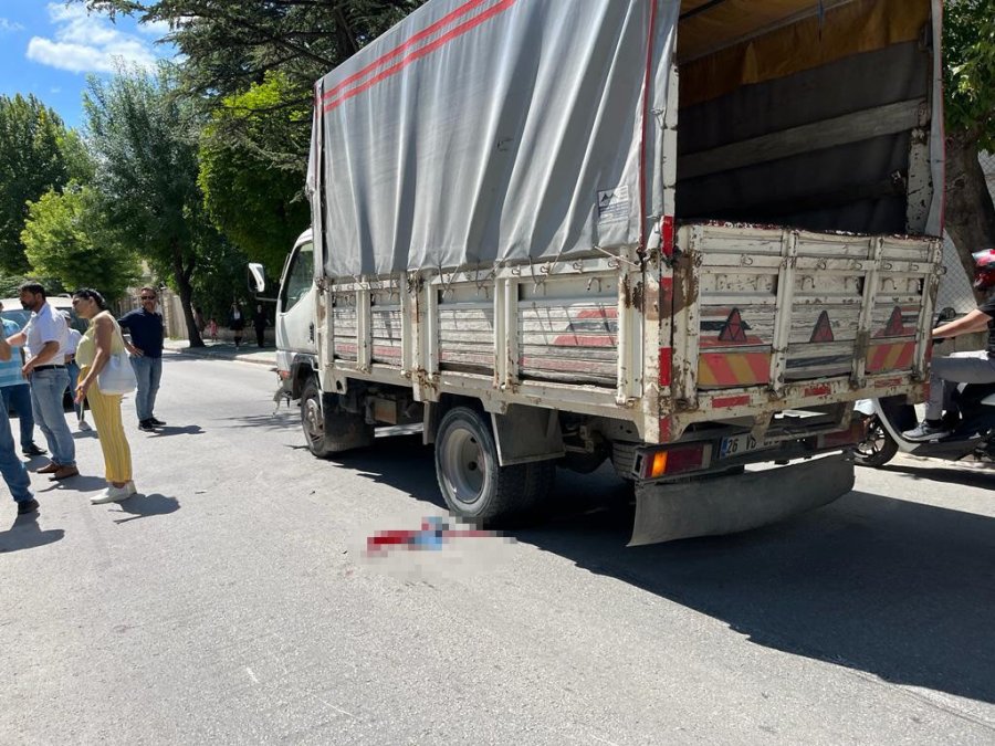 Elektrikli Bisiklet Sürücüsü Kamyonun Altında Böyle Kaldı