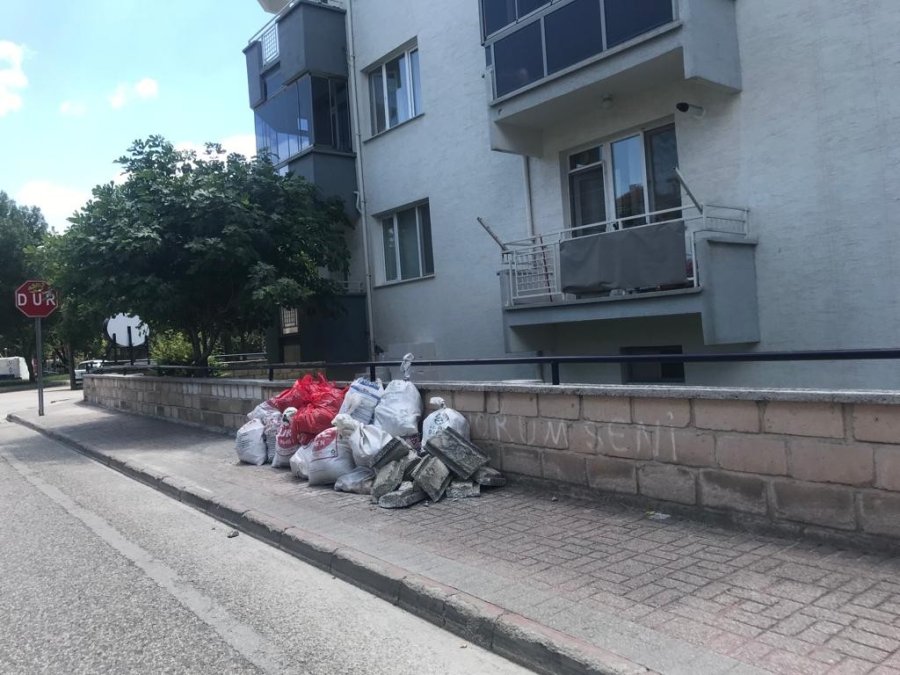 Kaldırımlardaki Çöp Poşetleri Ve İnşaat Atıkları Dikkat Çekiyor