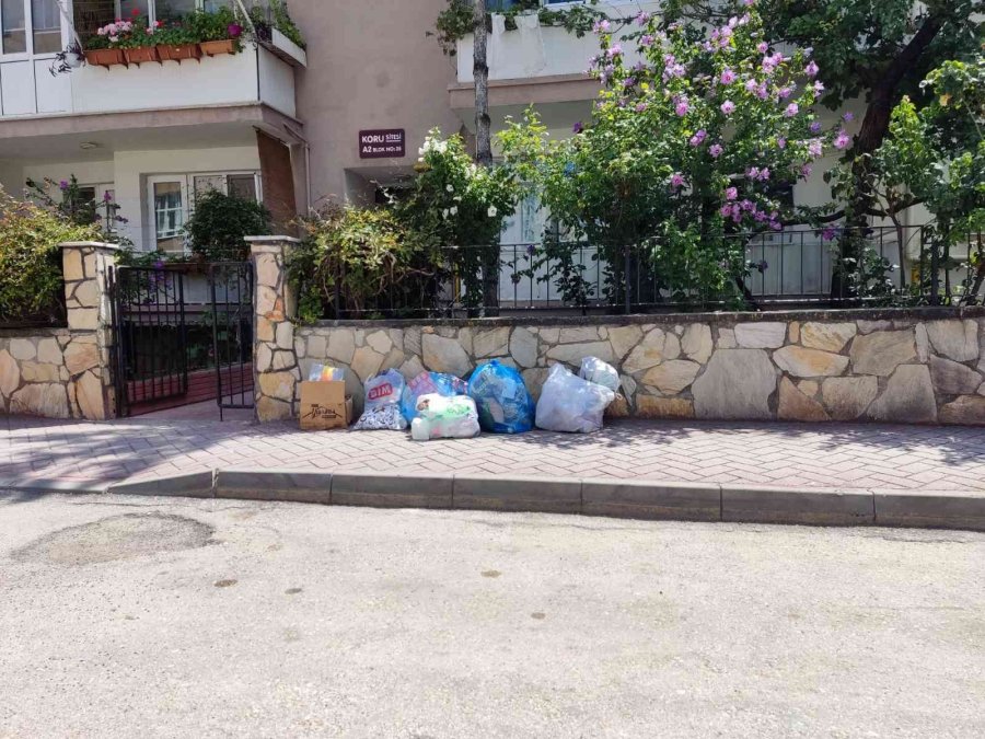 Kaldırımlardaki Çöp Poşetleri Ve İnşaat Atıkları Dikkat Çekiyor