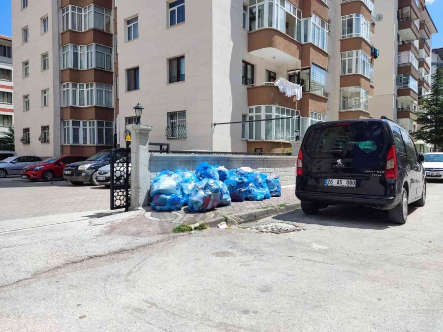 Kaldırımlardaki Çöp Poşetleri Ve İnşaat Atıkları Dikkat Çekiyor