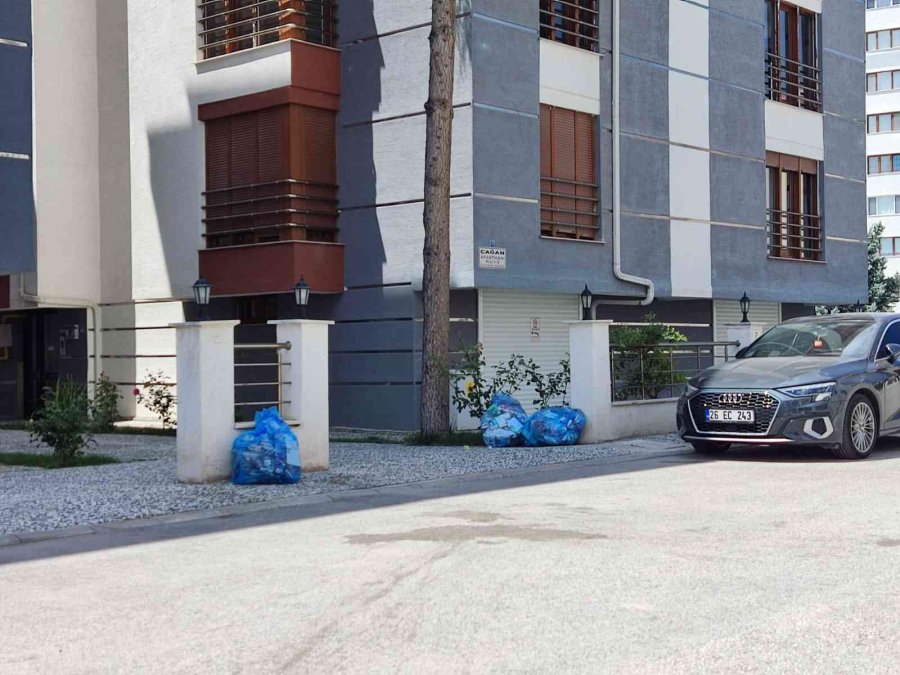 Kaldırımlardaki Çöp Poşetleri Ve İnşaat Atıkları Dikkat Çekiyor