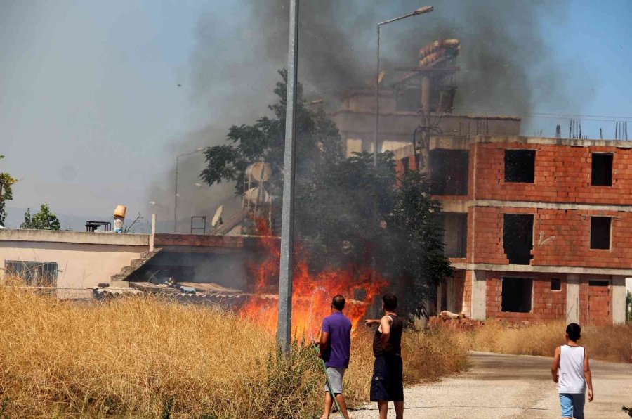 Mahallelinin Evleri Tehdit Eden Ot Çalılık Yangını Seferberliği