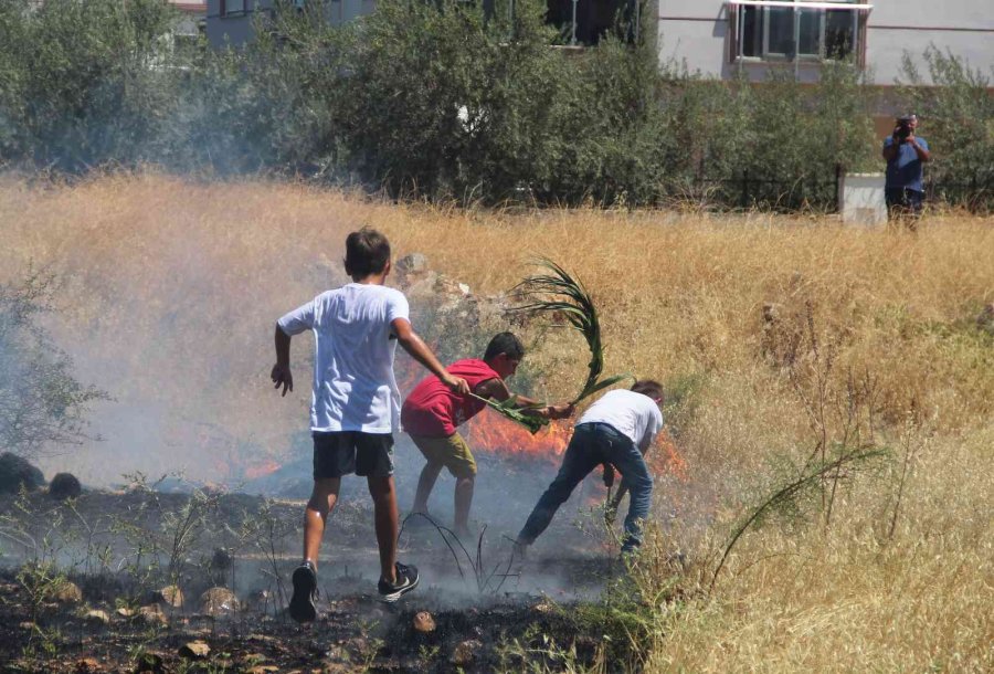 Mahallelinin Evleri Tehdit Eden Ot Çalılık Yangını Seferberliği