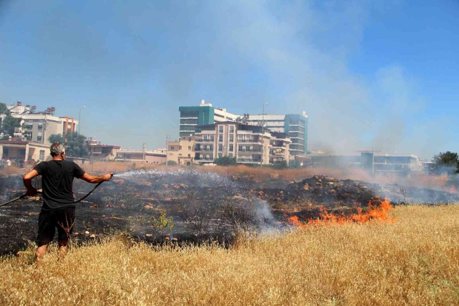 Mahallelinin Evleri Tehdit Eden Ot Çalılık Yangını Seferberliği