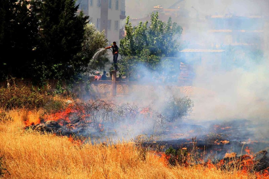 Mahallelinin Evleri Tehdit Eden Ot Çalılık Yangını Seferberliği