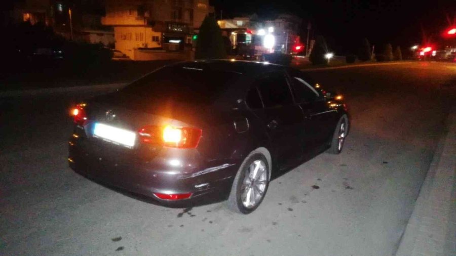 Antalya’da Kamyonet Elektrik Direğine Çarptı: 3 Yaralı