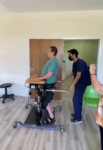 Kırgızistan’dan Gelen Profesör Fizyomer’de Aldığı Tedavi İle Bağımsız Yürümeye Başladı