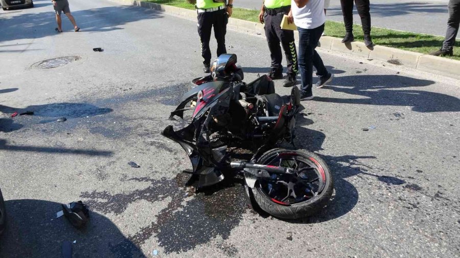 Çarpmanın Şiddetiyle Parçalanan Motosiklet Sürücüsü Kask Sayesinde Hayata Tutundu