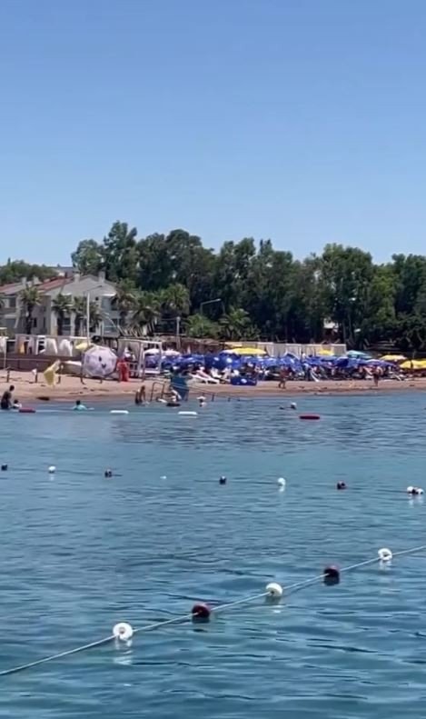 Antalya’da Tatilcilere Uçan Plaj Şemsiyesi Şoku