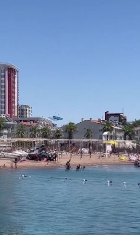 Antalya’da Tatilcilere Uçan Plaj Şemsiyesi Şoku