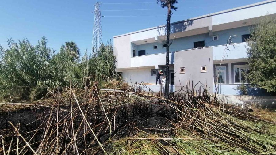 Antalya’da Otel Lojmanı Arkasındaki Alanda Çıkan Yangın Büyümeden Söndürüldü