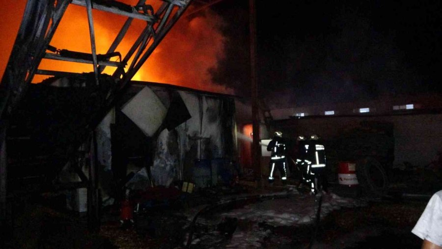 Antalya’da Palet İmalathanesinde Gece Yarısı Korkutan Yangın