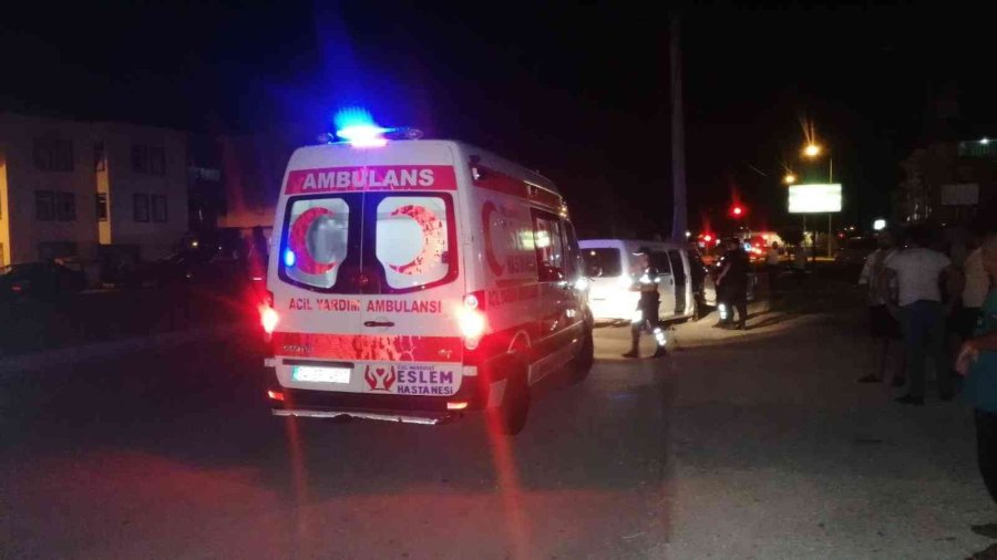 Antalya’da Kamyonet Elektrik Direğine Çarptı: 3 Yaralı