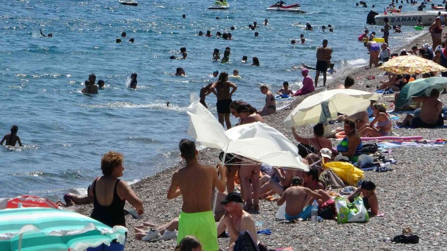 Dünyaca Ünlü Sahilde Tatilcilerin Plaj Şemsiyeleri İle İmtihanı