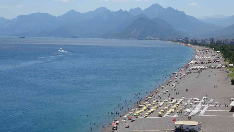 Dünyaca Ünlü Sahilde Tatilcilerin Plaj Şemsiyeleri İle İmtihanı
