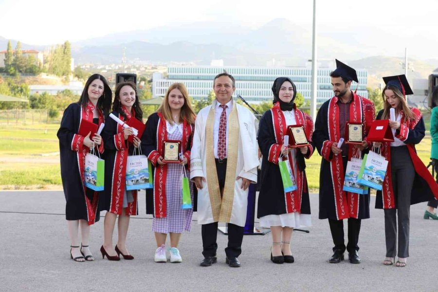 Erü Edebiyat Fakültesi’nde Mezuniyet Coşkusu Yaşandı