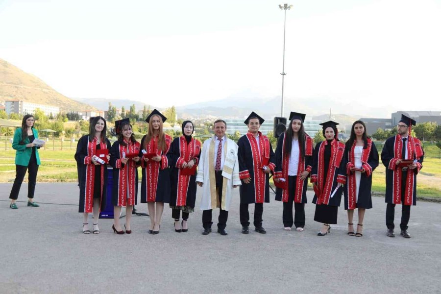 Erü Edebiyat Fakültesi’nde Mezuniyet Coşkusu Yaşandı