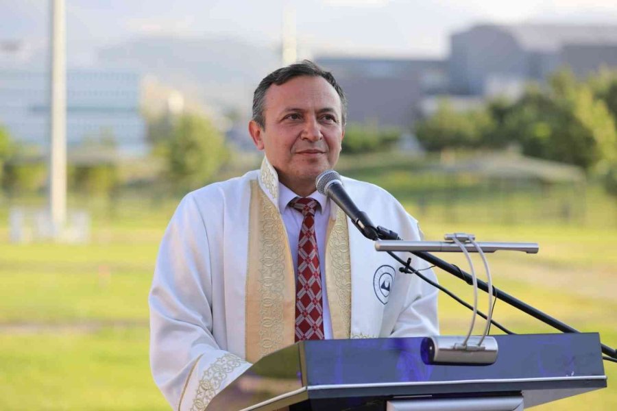 Erü Edebiyat Fakültesi’nde Mezuniyet Coşkusu Yaşandı