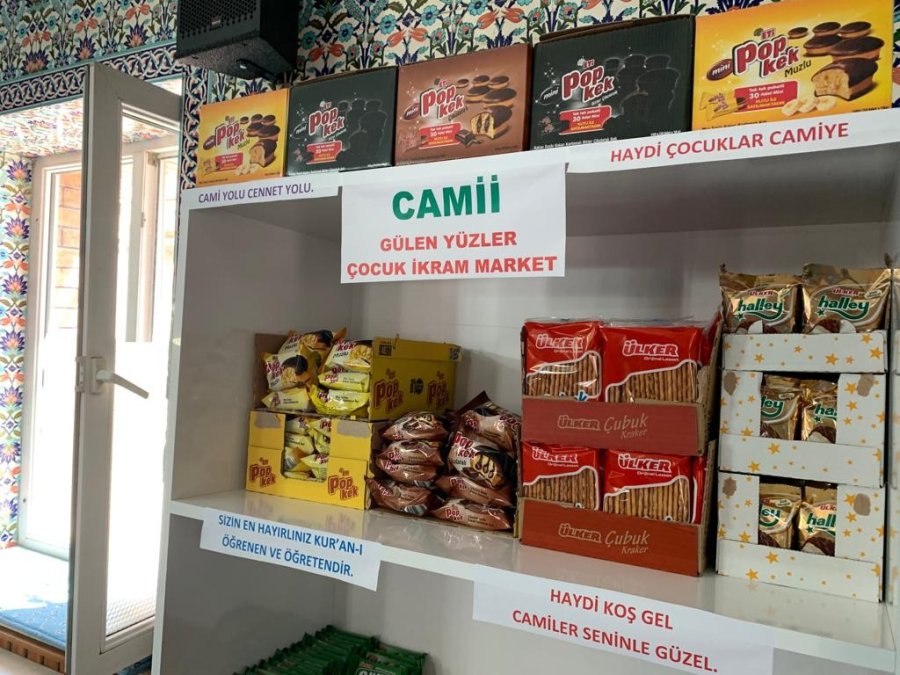 Caminin İçinde Çocuklar İçin Market Açtı