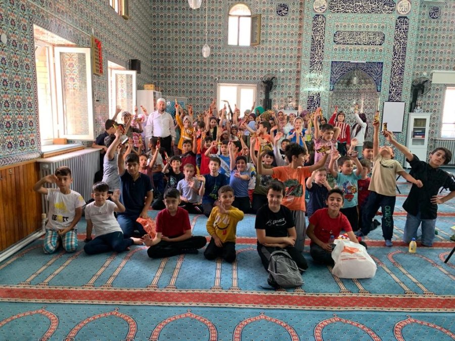 Caminin İçinde Çocuklar İçin Market Açtı