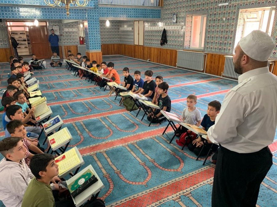 Caminin İçinde Çocuklar İçin Market Açtı