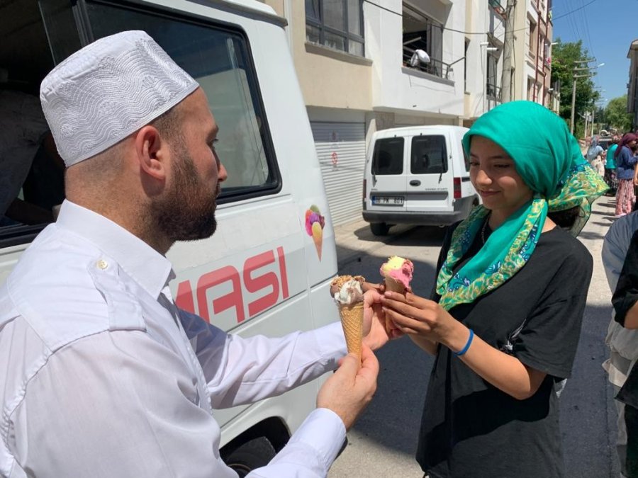 Caminin İçinde Çocuklar İçin Market Açtı