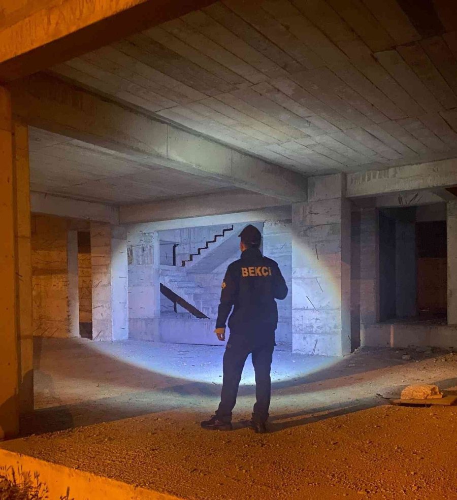 Çarşı Mahalle Bekçileri, Aranan 62 Şahsı Ve 15 Hırsızlık Şüphelisini Yakaladı