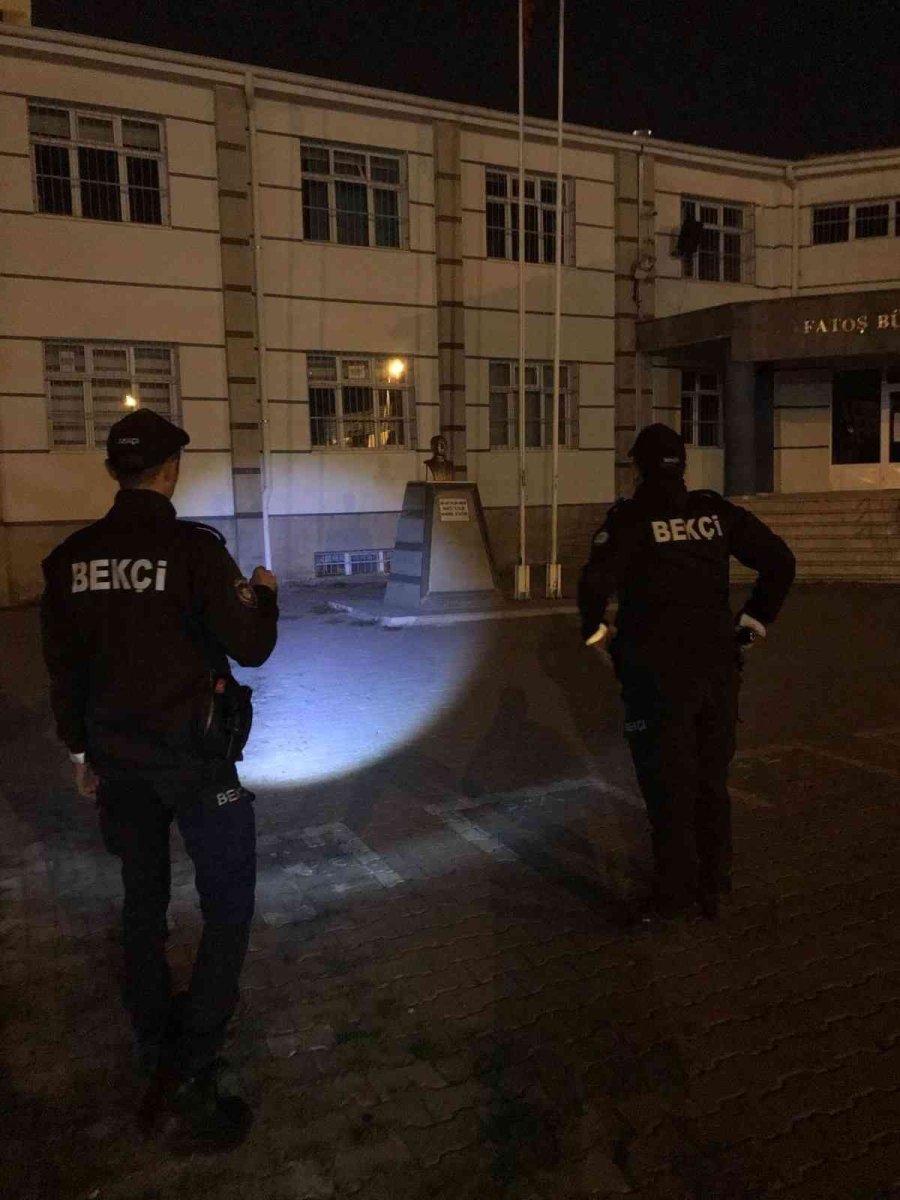 Çarşı Mahalle Bekçileri, Aranan 62 Şahsı Ve 15 Hırsızlık Şüphelisini Yakaladı