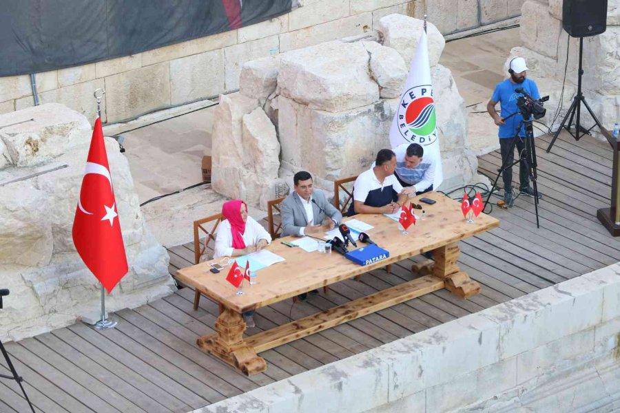 Antik Meclis Binasında Bin 500 Yıl Sonra İlk Resmi Toplantı