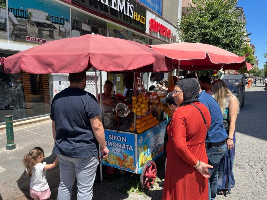 Yoğun İşten Dolayı Ailecek Sifon Limonata Tezgâhının Başına Geçtiler