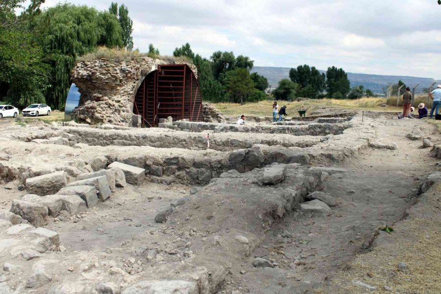 800 Yıllık Selçuklu Sarayı’ndaki Kazılarda Yeni Mekanlar Ortaya Çıkmaya Başladı